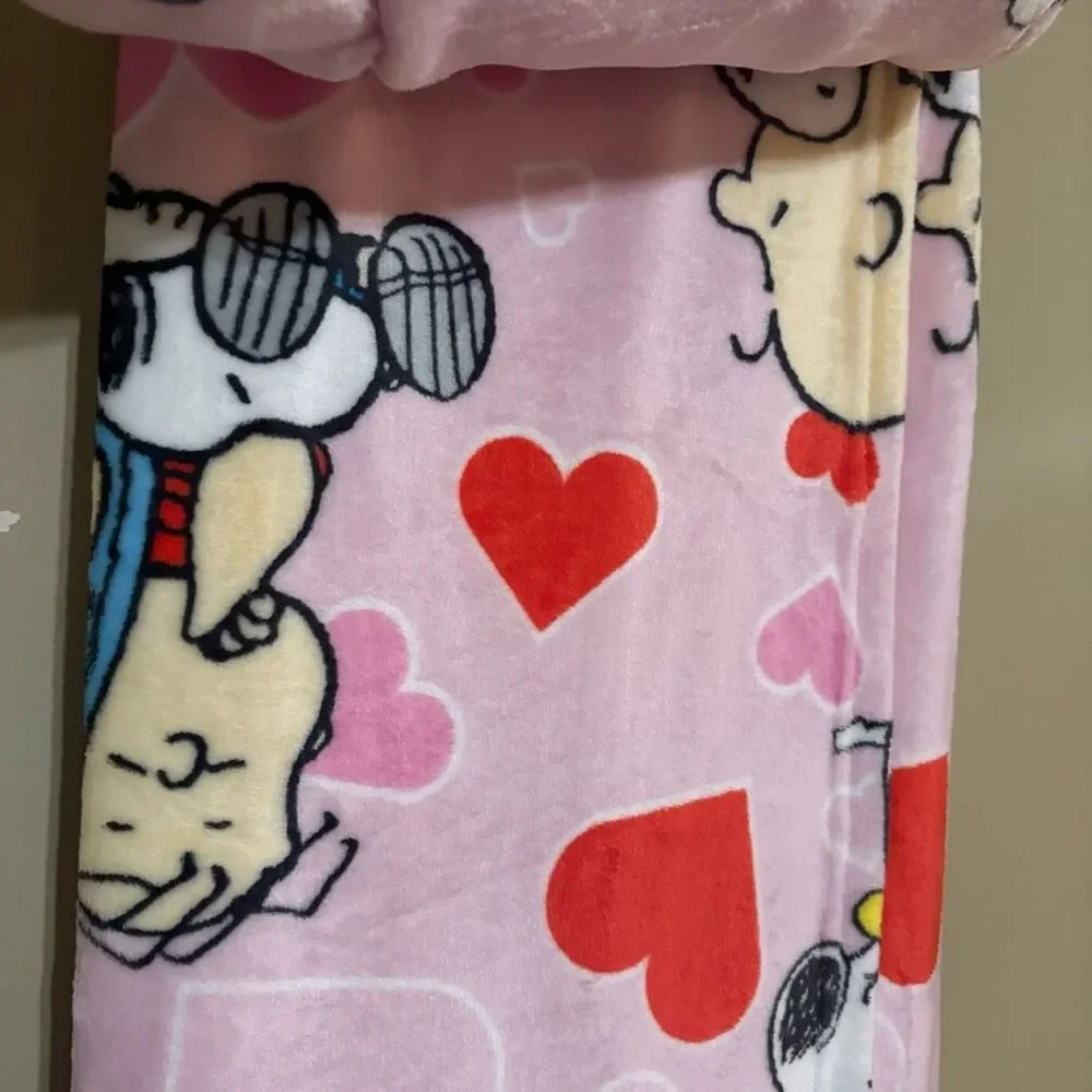 Peanuts Snoopy Charlie Brown Linus Valentines Day Pink Throw Blanket NWT 50x70
